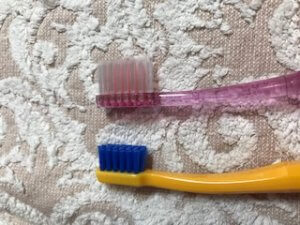 ５０代女性　クラプロックスの歯ブラシ　ヘッドの大きさ比べた写真