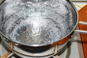 トリハロメタンを除去するためにお湯を煮沸させている写真